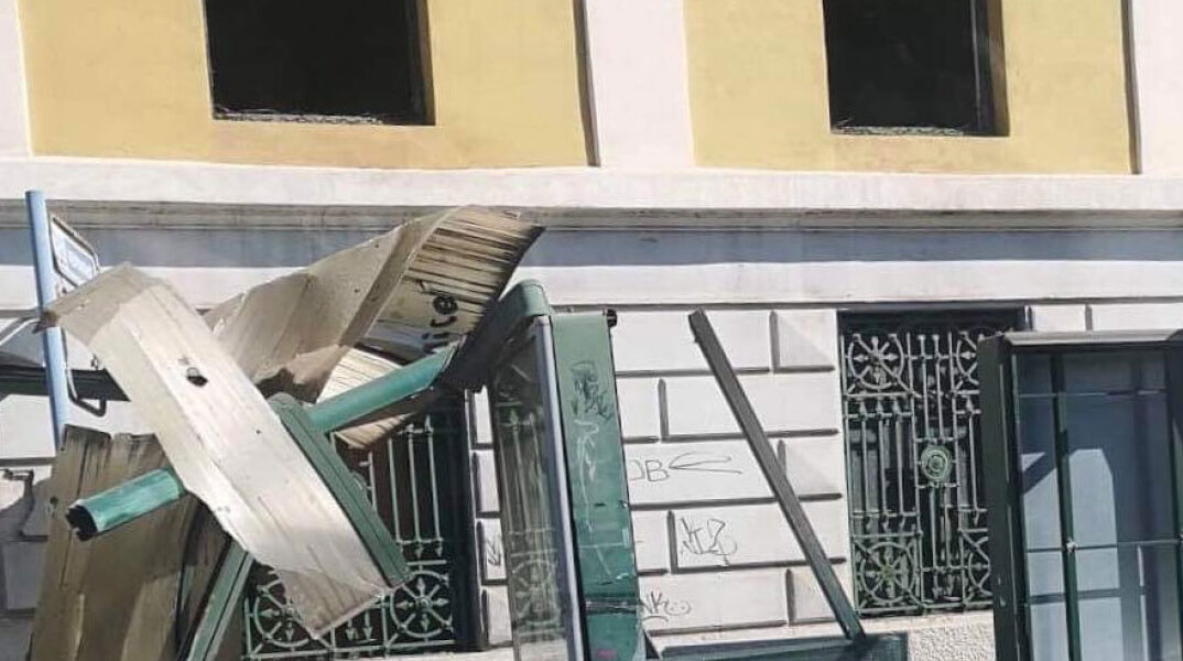 Φορτηγό έπεσε σε στάση λεωφορείου στα Καμίνια