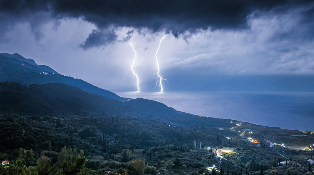 Κεραυνοί «έσκισαν» τον ουρανό στη Σάμο