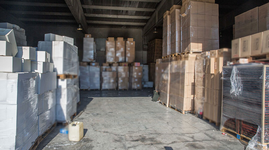 Αποθήκη με λαθραία καπνικά προϊόντα