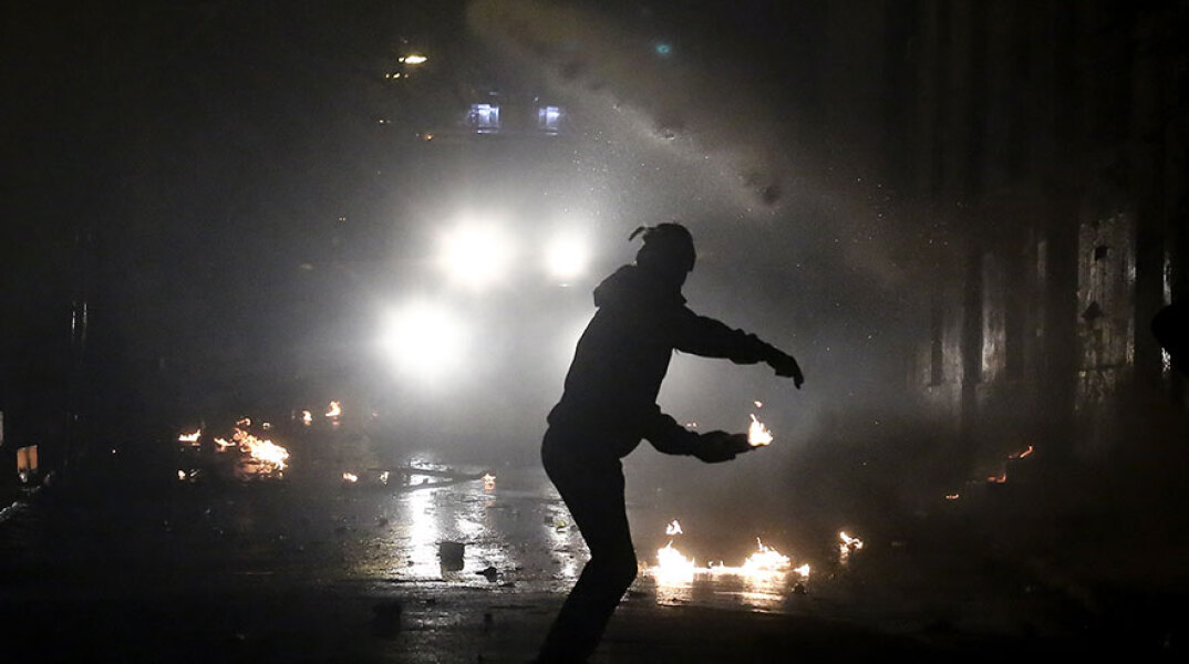 Μολότοφ στα Εξάρχεια