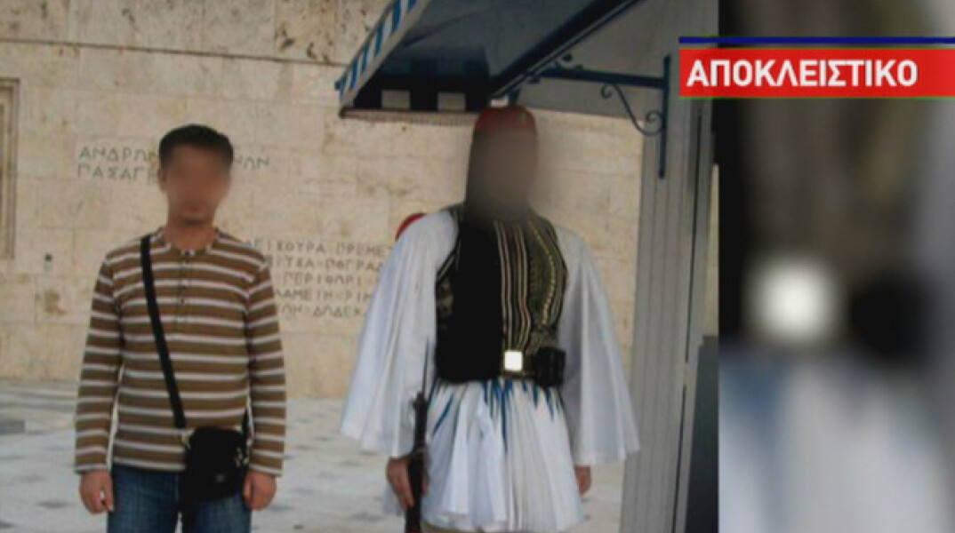 Τζιχαντιστής ποζάρει στο μνημείο του  Αγνώστου Στρατιώτη, δίπλα από τον τσολιά στη Βουλή  