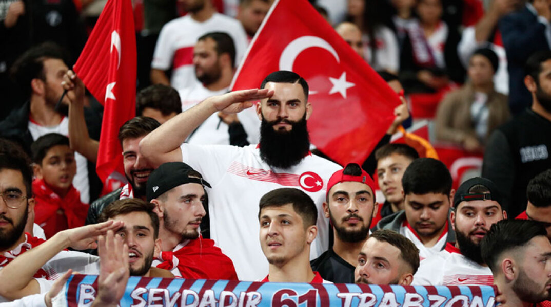 Στρατιωτικοί χαιρετισμοί από τους Τούρκους φιλάθλους στο γήπεδο Stade de France