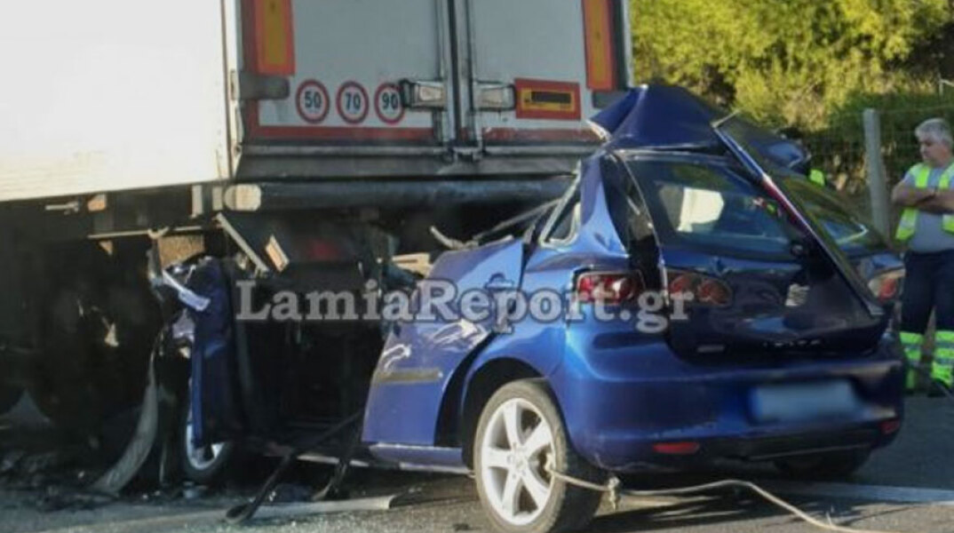 Αυτοκίνητο «καρφώθηκε» σε νταλίκα στα Οινόφυτα - Νεκρός ο οδηγός