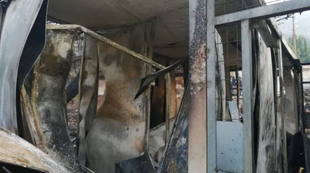 Σάμος: Εικόνες καταστροφής από την πυρκαγιά στο hotspot