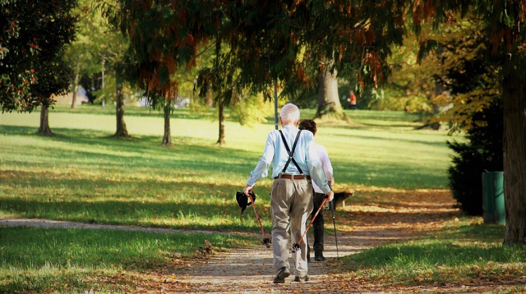 walking-old-people