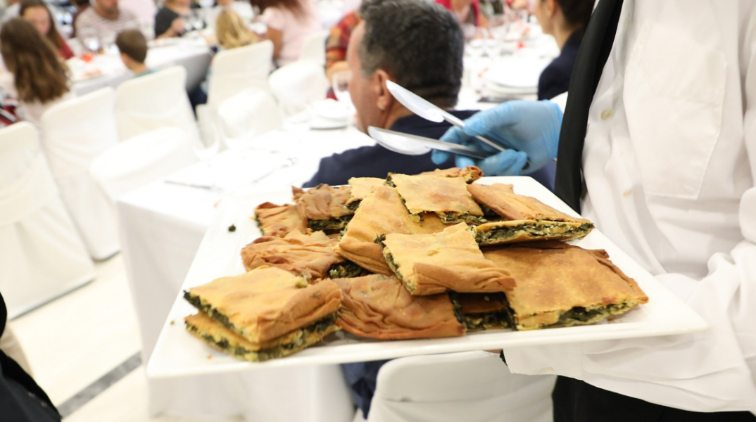 Η οργάνωση «Άρτος και Αγάπη» και ο Δήμος Αμαρουσίου διοργάνωσαν γεύμα κοινωνικοποίησης και αποστιγματισμού με αφορμή την Παγκόσμια Ημέρα Διατροφής.