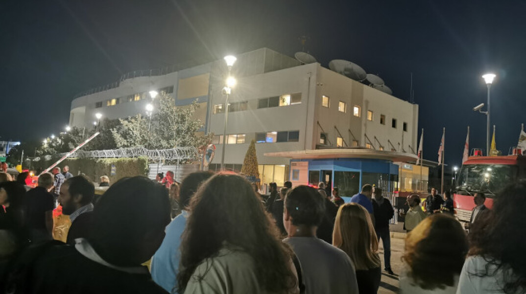 Έξω από το κτίριο που στεγάζεται το Star