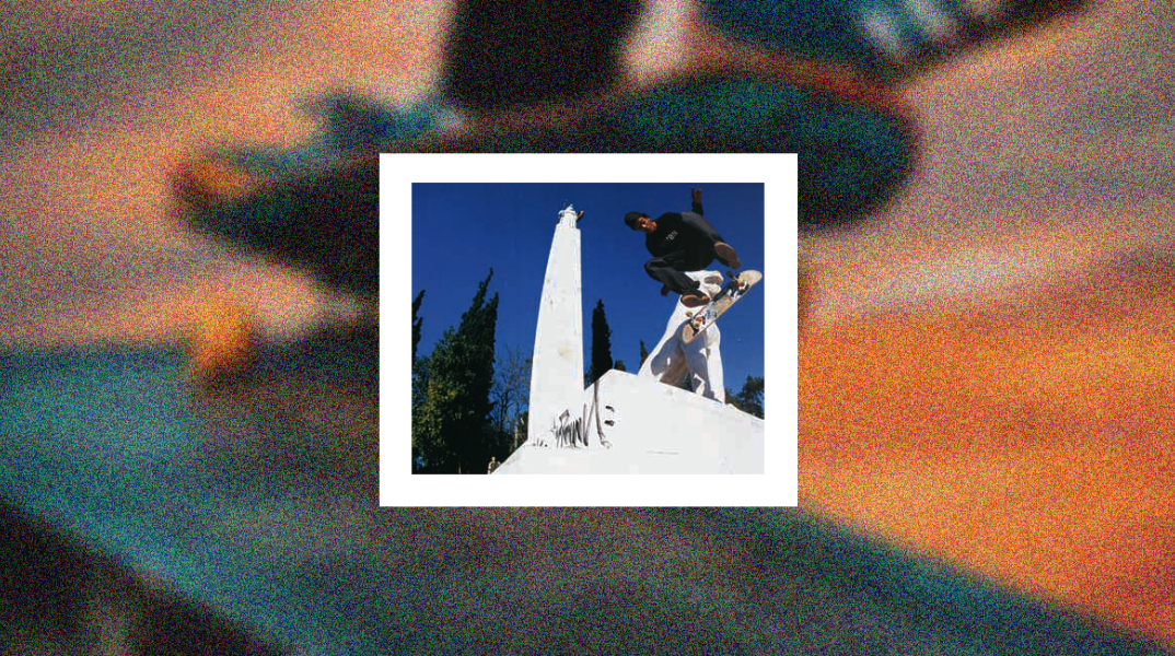 Τα γκράφιτι στο άγαλμα της Αθήνας δεν τα κάνουμε εμείς! Μπορεί ο Δήμος να τα καθαρίσει για τη γιορτή μας;