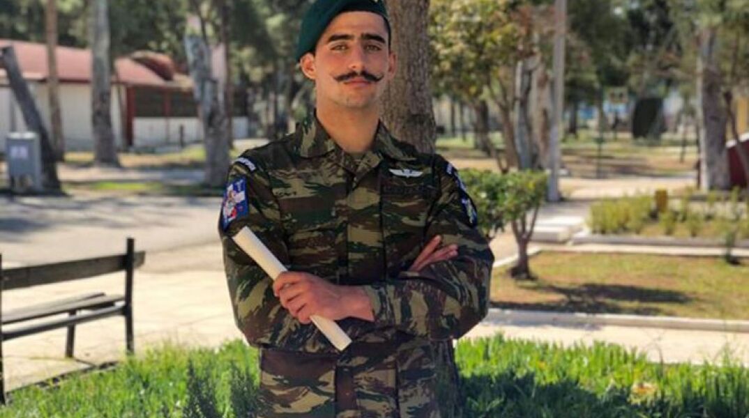 Ο αλεξιπτωτιστής Εμμανουήλ Μπουχλής