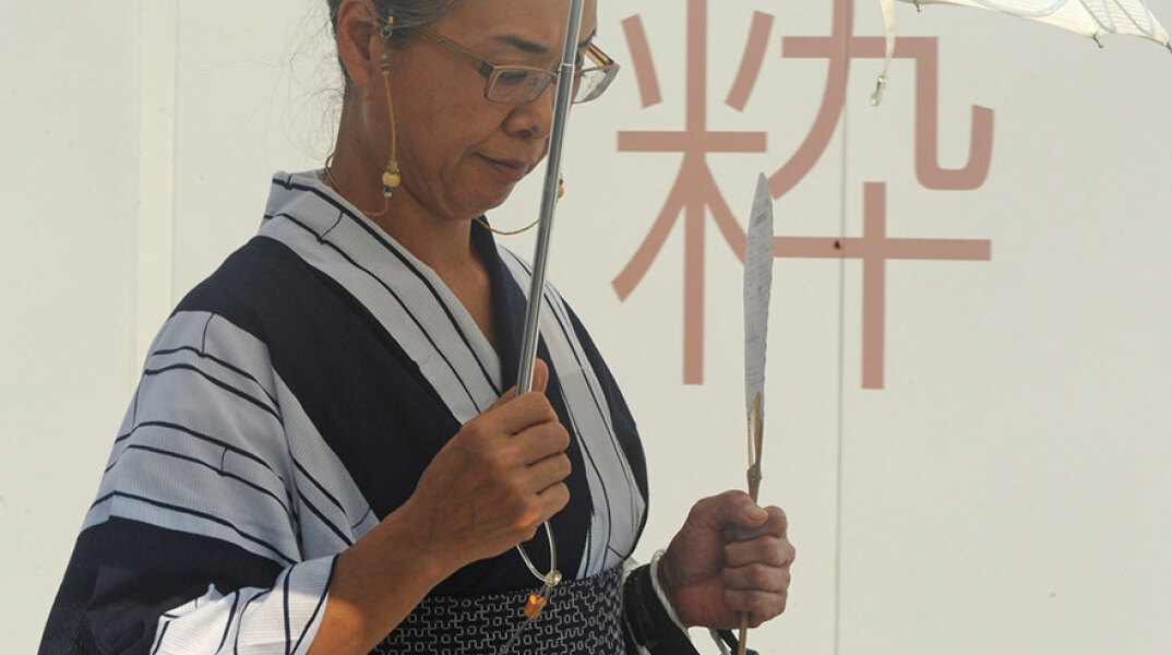 Γυναίκα με γυαλιά οράσεως στην Ιαπωνία