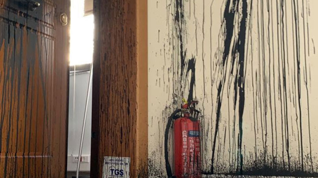 Επίθεση Ρουβίκωνα στο γραφείο της Κεραμέως 