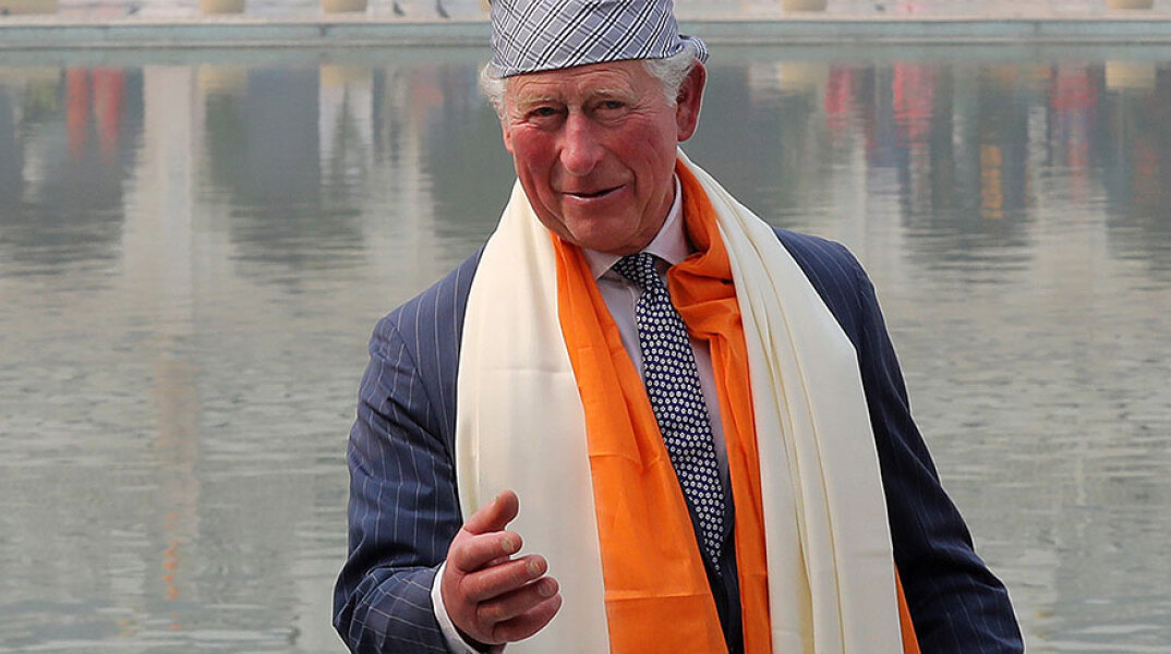 Με «πόδια-μπουκάλια» και «δάχτυλα... λουκάνικα» εμφανίστηκε στην Ινδία ο πρίγκιπας Κάρολος