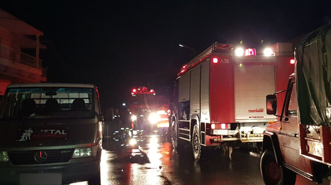 Πλημμύρες στη Χαλκιδική - Χείμαρρος παρέσυρε ταξί και το έριξε στη θάλασσα