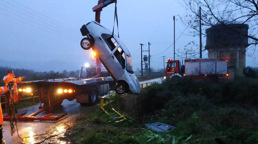 Νεκρός οδηγός έπειτα από πτώση οχήματος σε ρέμα
