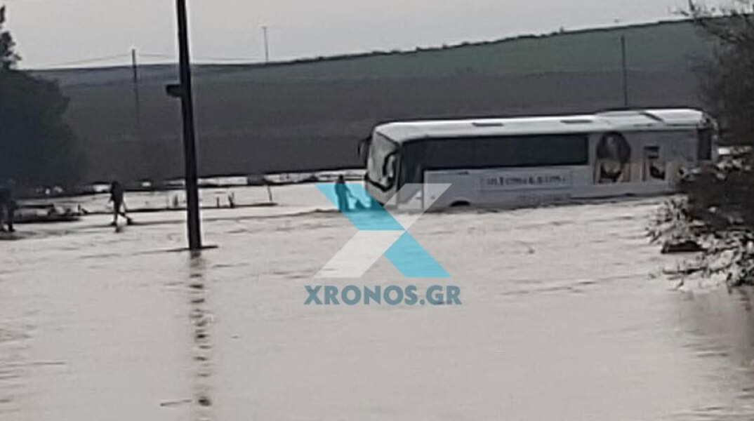 Ροδόπη: Με... τρακτέρ απομάκρυναν σχολικό λεωφορείο, το οποίο... έμεινε σε πλημμυρισμένο δρόμο