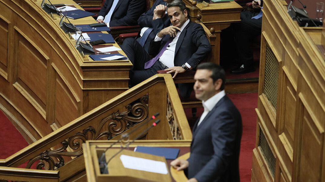 Αλέξης Τσίπρας και Κυριάκος Μητσοτάκης στη Βουλή