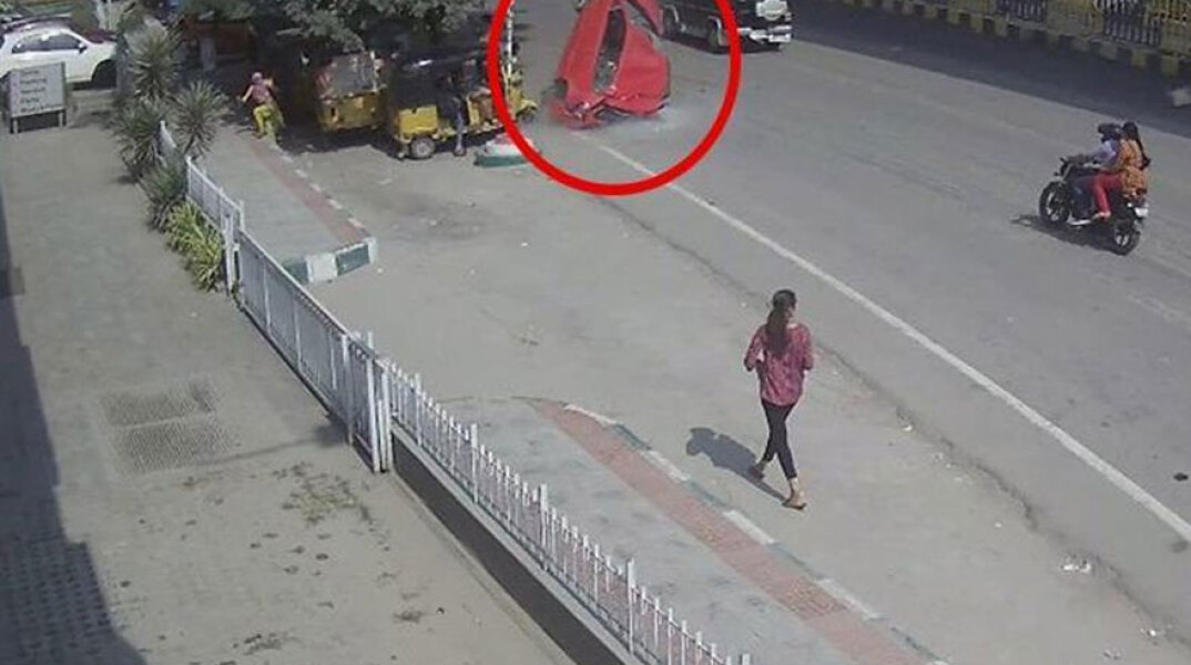 Η στιγμή που Ι.Χ. πέφτει από γέφυρα και σκοτώνει πεζή στην Ινδία