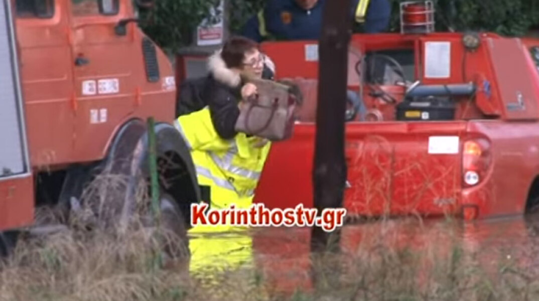 Πλημμύρες σε Κινέτα και Αγίους Θεοδώρους: Δραματικές στιγμές για εγκλωβισμένους κατοίκους