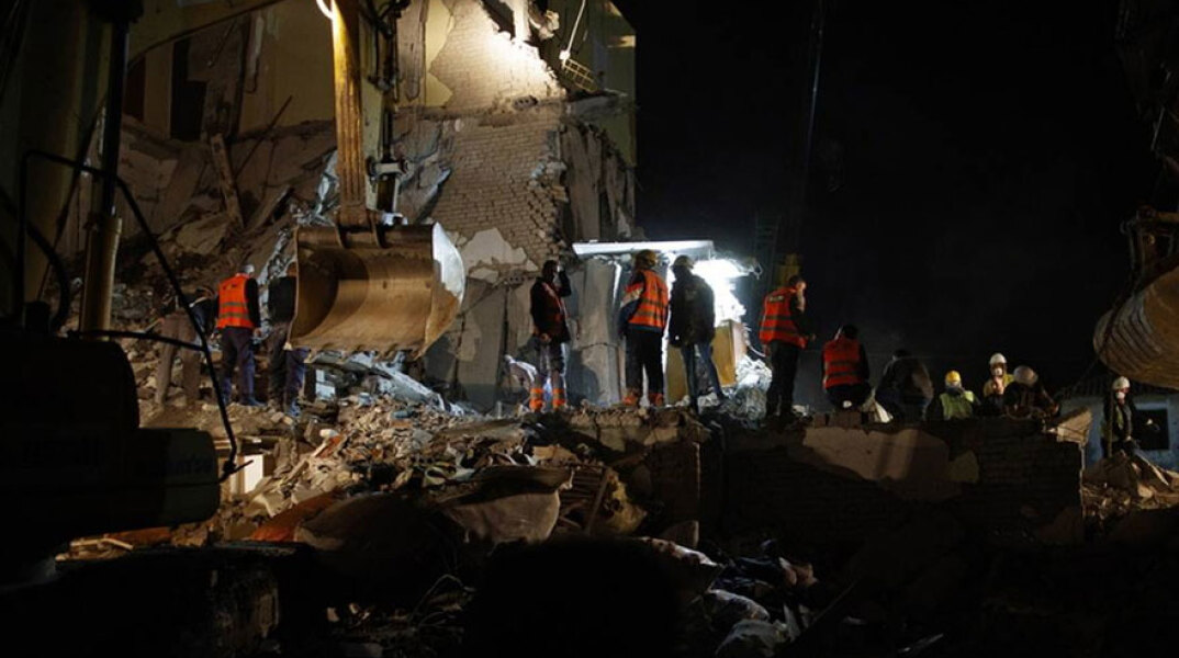 Αλβανία: Ολονύχτια επιχείρηση για τον εντοπισμό ζωντανών στα χαλάσματα