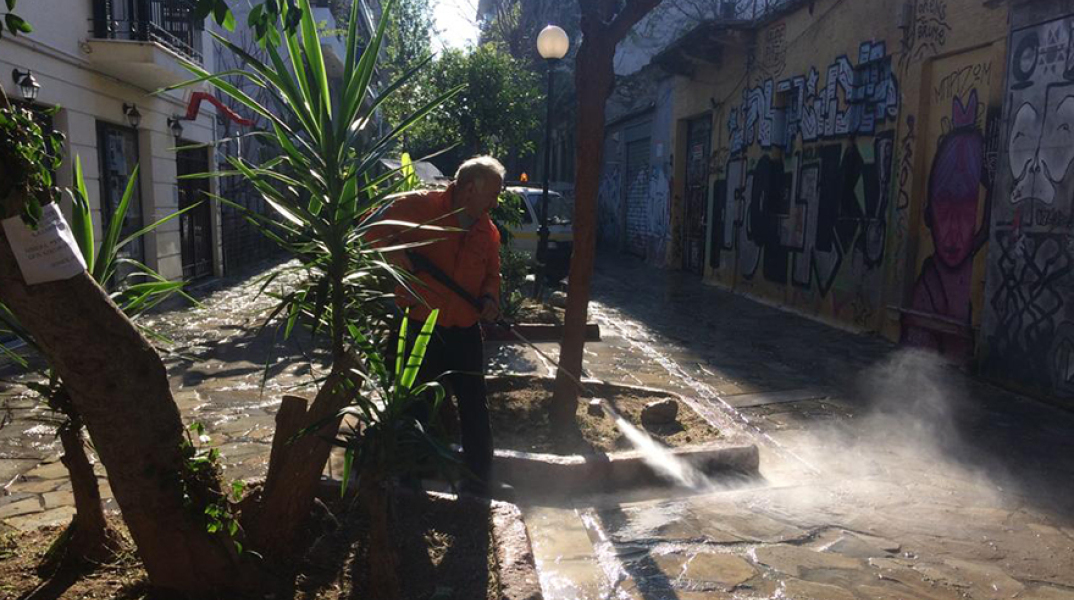 Συνεργεία του Δήμου στον πεζόδρομο της Σαλαμίνος 