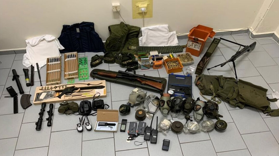 Μέρος του... οπλοστασίου που βρέθηκε σε σπίτια και αποθήκες στη Σύρο