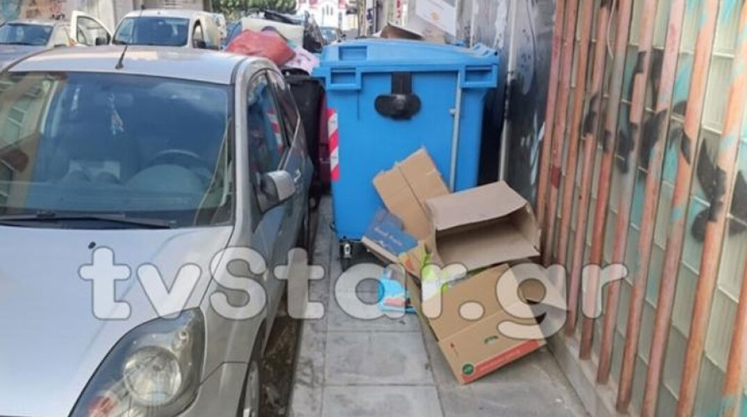 Οδηγός στη Χαλκίδα έβαλε τους κάδους στο πεζοδρόμιο για να παρκάρει