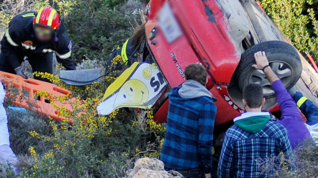 Αυτοκίνητο σε γκρεμό