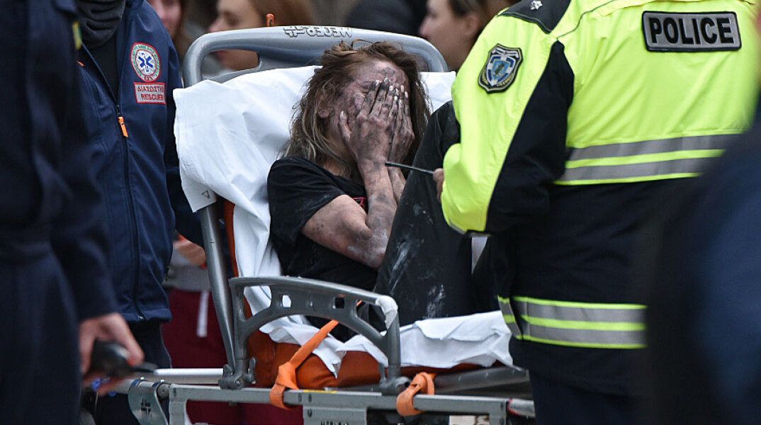 Απεγκλωβισμός γυναίκας από φλεγόμενο ξενοδοχείο