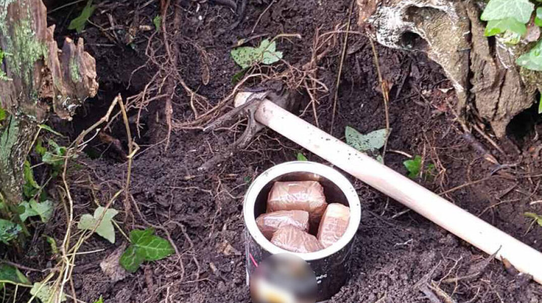 Κέρκυρα: Βρήκαν θαμμένες στο χωράφι συσκευασίες του καφέ με ηρωίνη
