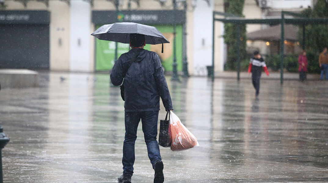 Βροχή στο κέντρο της Αθήνας