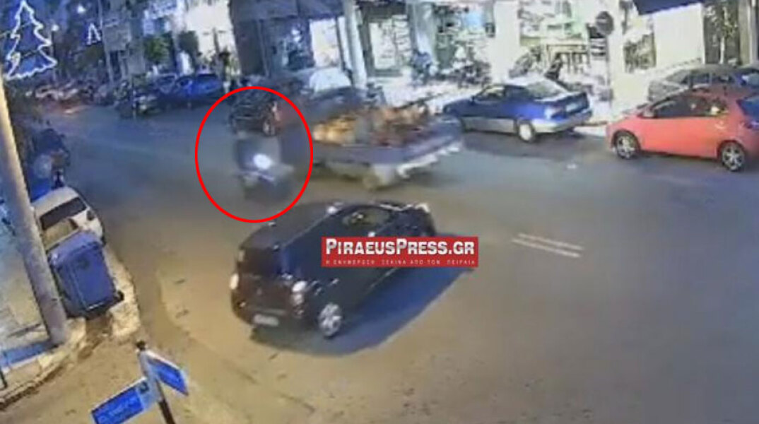 Σύγκρουση μηχανής με Ι.Χ. στον Πειραιά