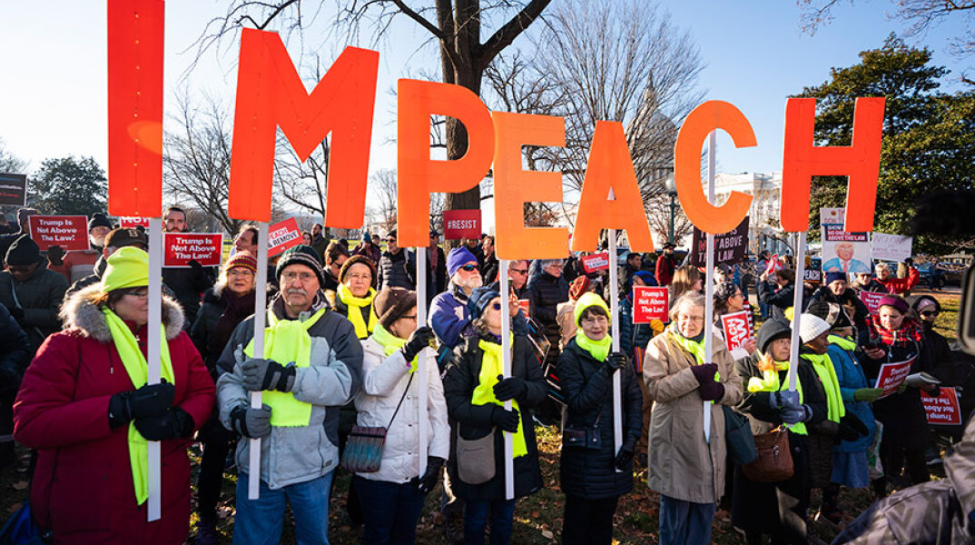 Διαδηλωτές έξω από τη Βουλή των Αντιπροσώπων υπέρ της παραπομπής Τραμπ