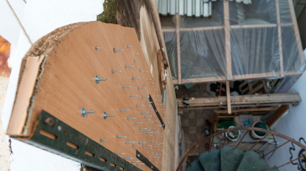 Ο μηχανισμός-παγίδα με βίδες και καρφιά σε κτίριο που τελούσε υπό κατάληψη στο Κουκάκι