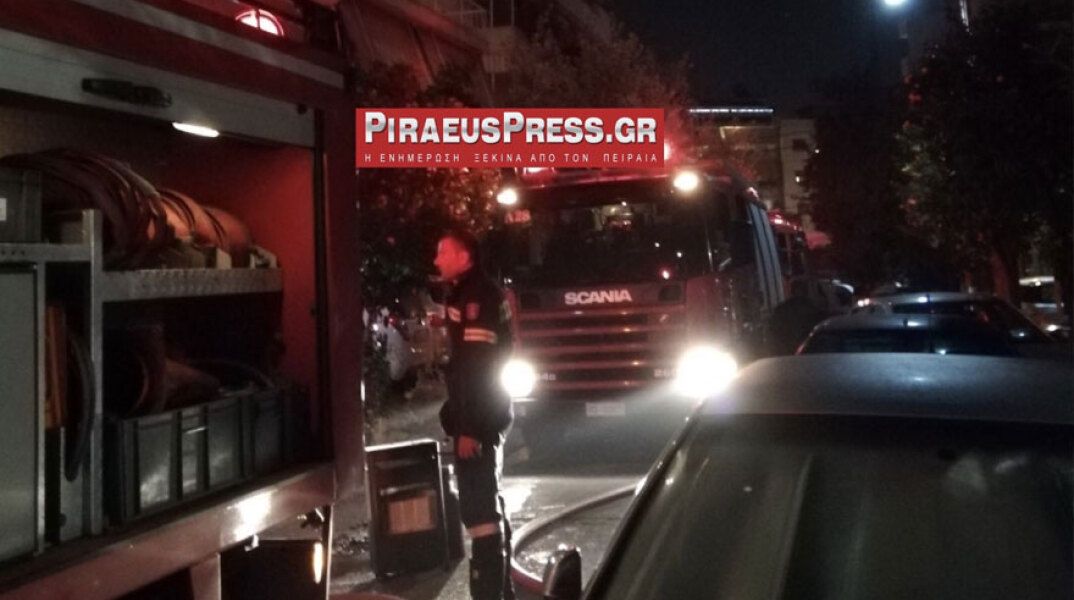 Στις φλόγες πολυκατοικία στο Νέο Φάληρο - Απεγκλωβίστηκαν άτομα