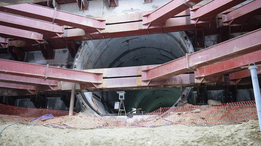 Επίσκεψη του υπουργού Μεταφορών στο εργοτάξιο του μετρό στον Πειραιά