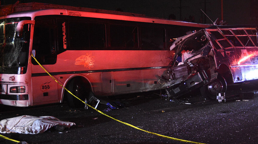Τραγωδία στο Μεξικό: Τουλάχιστον 14 νεκροί σε σύγκρουση minibus με φορτηγό