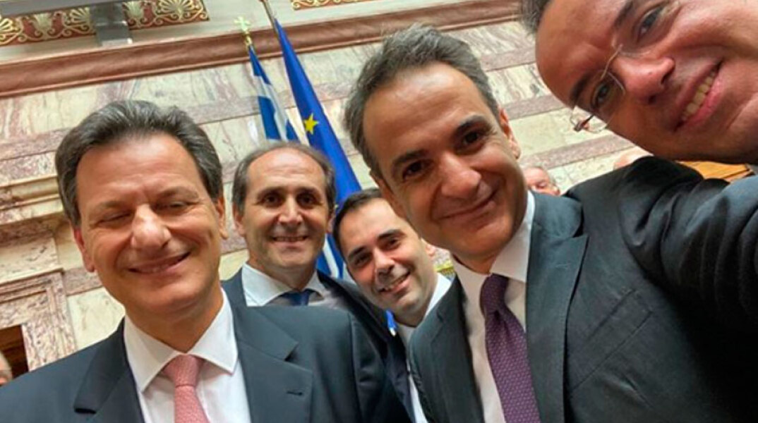 Η selfie του Κυριάκου Μητσοτάκη με το οικονομικό επιτελείο μετά την ψήφιση του προϋπολογισμού 2020