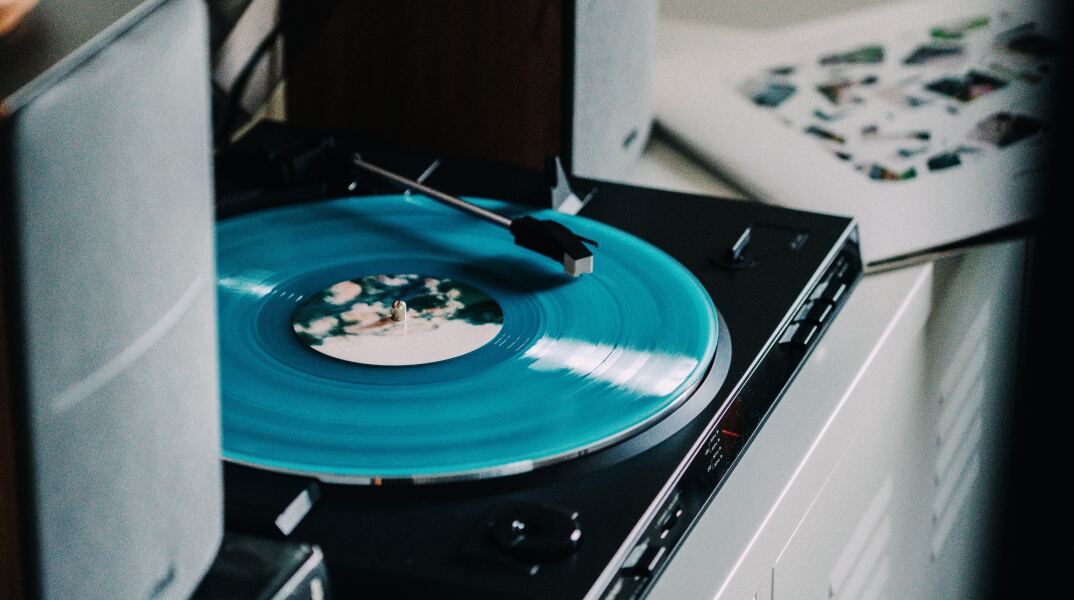 Istories Me Diaforetiko Telos Ta Blues.jpg