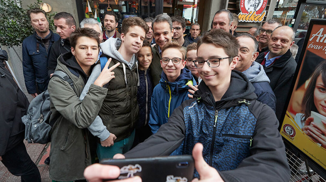 Χαλαρή βόλτα και selfies με τον κόσμο για τον Κυριάκο Μητσοτάκη στο κέντρο της Λάρισας