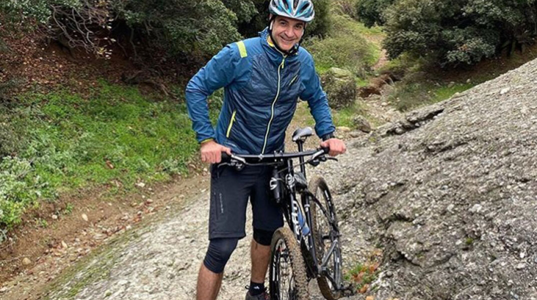 Ο Κυριάκος Μητσοτάκης κάνει mountain bike στα Μετέωρα