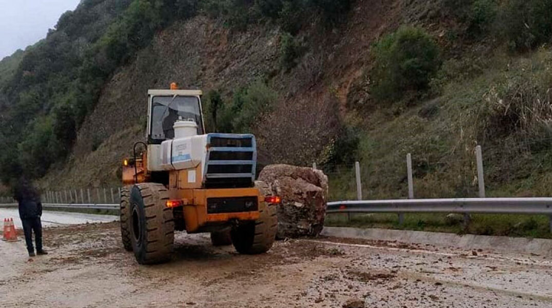 Εγνατία Οδός: Βράχος «έφυγε» από το βουνό και κατέληξε στον δρόμο