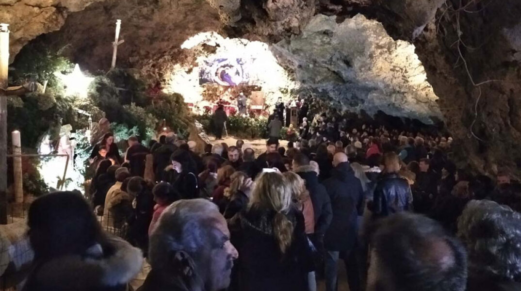 Κρήτη: Αναπαράσταση της Θείας Γέννησης στο σπήλαιο του Άι Γιάννη