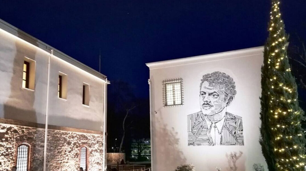 Έφτιαξαν τεράστιο ψηφιδωτό με το πρόσωπο του Τσιτσάνη στα Τρίκαλα