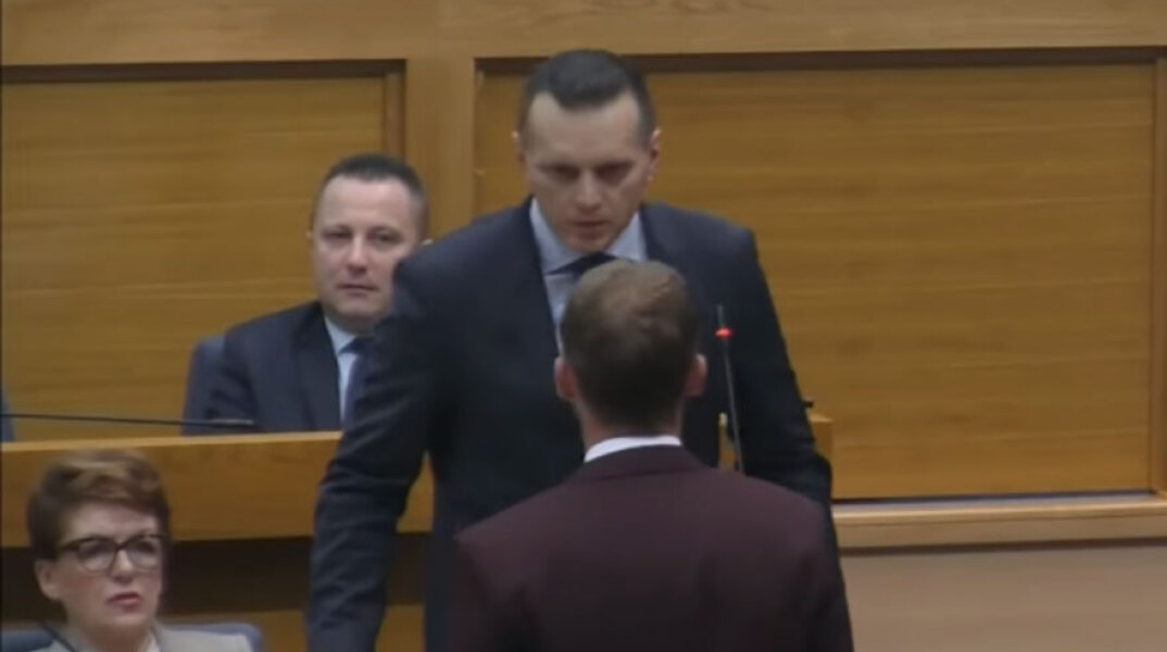 Βοσνία: Υπουργός αποκαλεί «πίθηκο» βουλευτή και τον χαστουκίζει