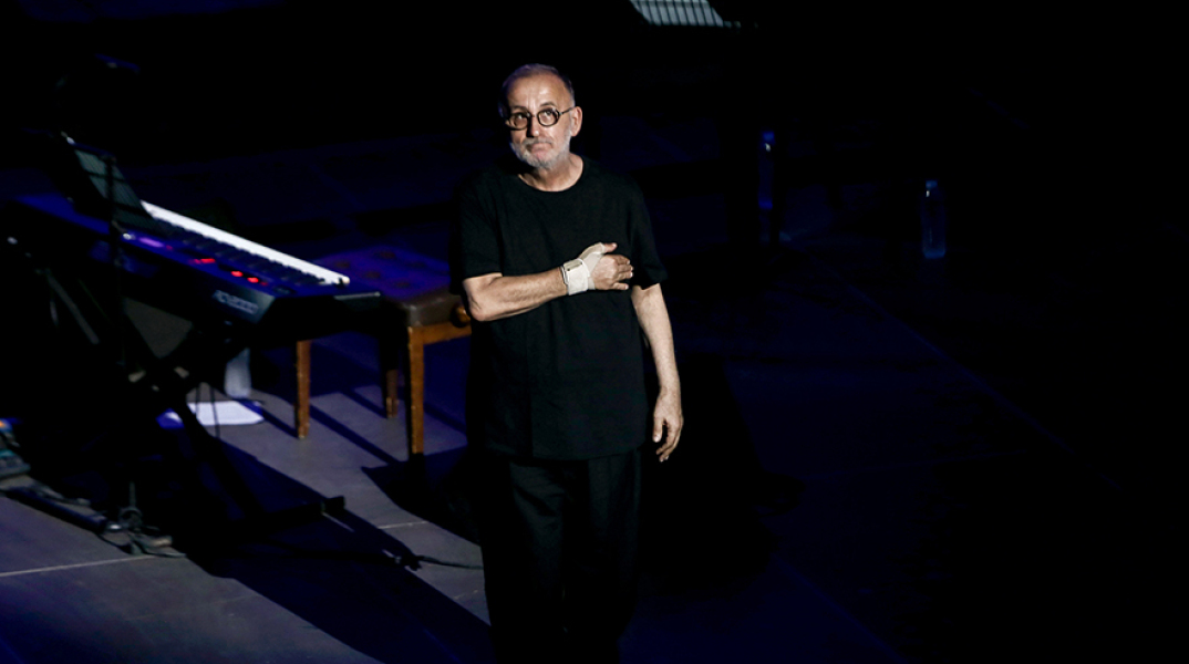 Θάνος Μικρούτσικος 