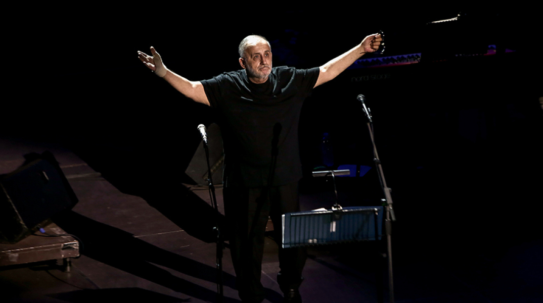 Θάνος Μικρούτσικος 