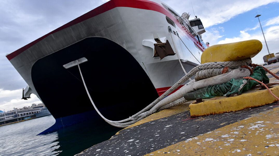 Δεμένα τα πλοία στα λιμάνια