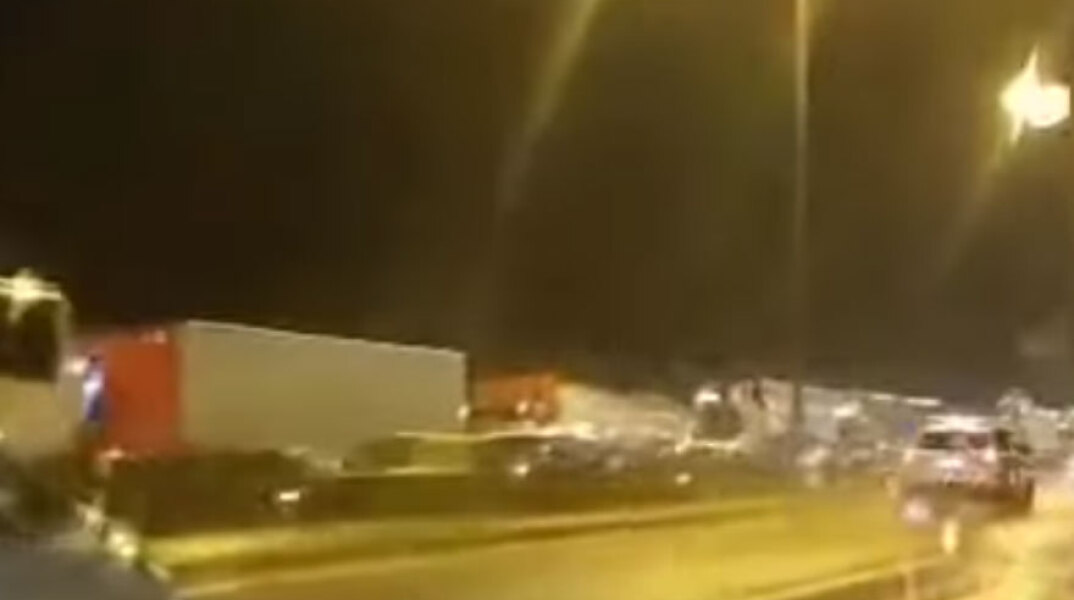 Εγκλωβισμένοι στα χιόνια στην Αθηνών - Λαμίας