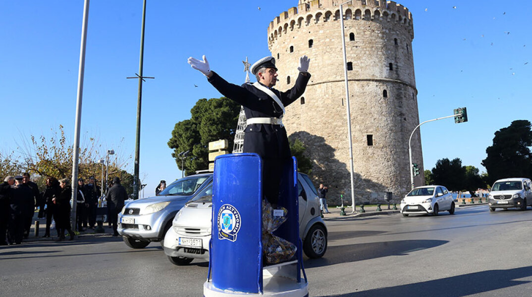 Επέστρεψε ο τροχονόμος με το βαρέλι του μπροστά στον Λευκό Πύργο