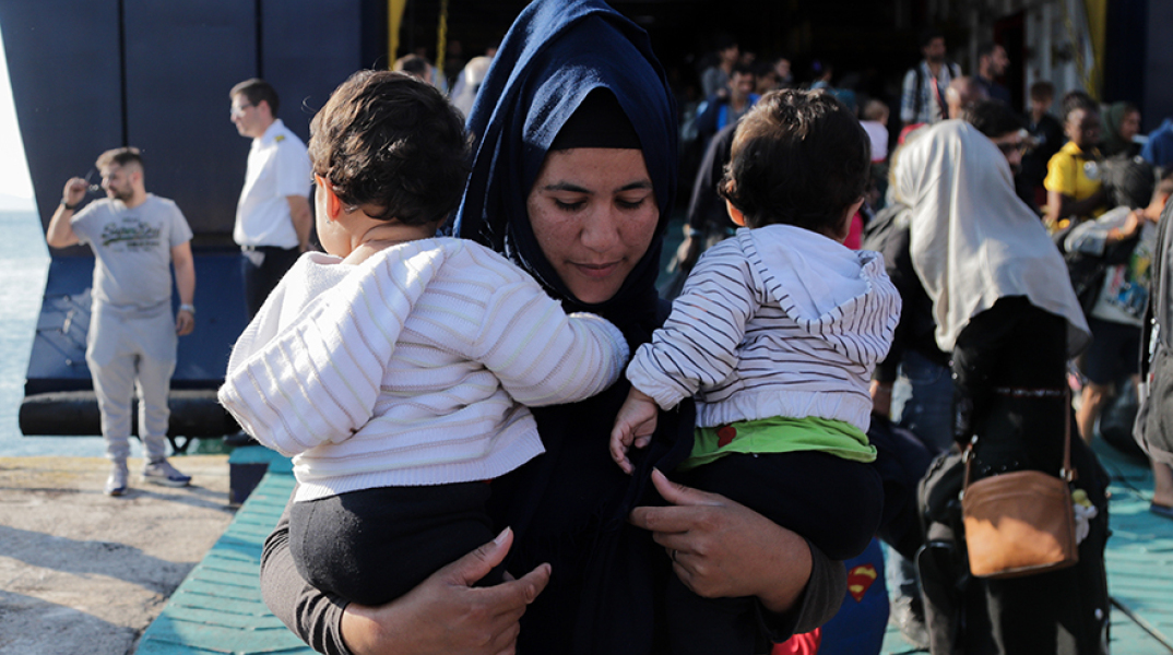Αποβίβαση μεταναστών και προσφύγων στον Πειραιά 